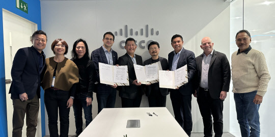 산제이 카울(왼쪽 네 번째부터) 시스코 APJ SP사업 총괄 사장, 보기 위작소노 텔콤 인도네시아 홀세일&인터내셔널 서비스 디렉터, 박원기 네이버클라우드 APAC 사업개발 대표, 안드류 Th.A.F 텔콤데이터에코시스템 CEO가 협약을 맺고 기념촬영하고 있다. 네이버 제공